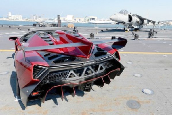 Lamborghini Veneno Roadster, lansat oficial pe un portavion